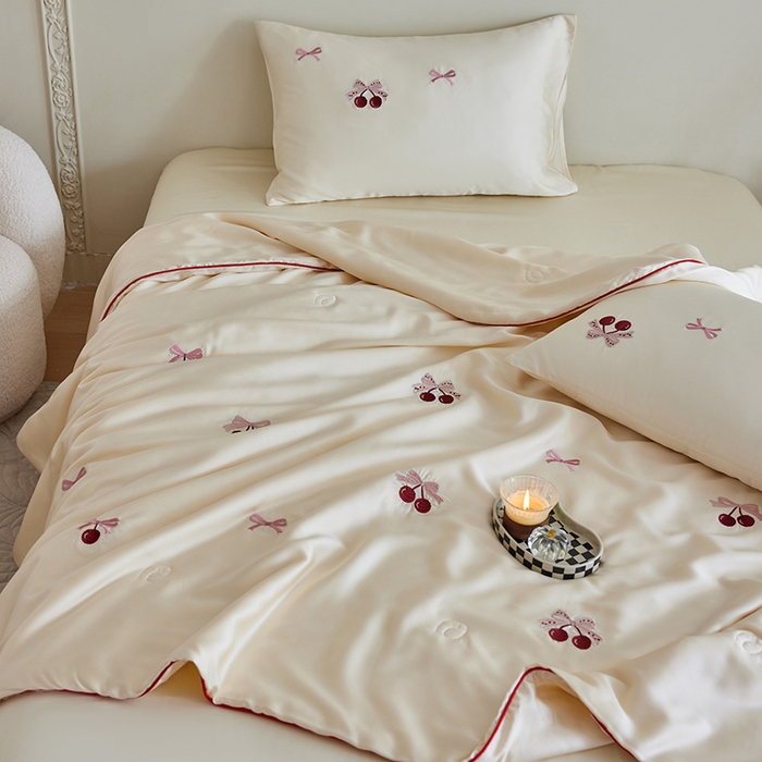 91家纺网 家纺一手货源 找家纺 安莱生活 2026新款50莱赛尔天丝夏被夏凉被空调被四件套嵌绳款 蝴蝶结樱桃