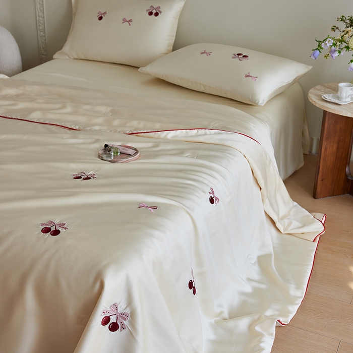 91家纺网 家纺一手货源 找家纺 安莱生活 2026新款50莱赛尔天丝夏被夏凉被空调被四件套嵌绳款 蝴蝶结樱桃