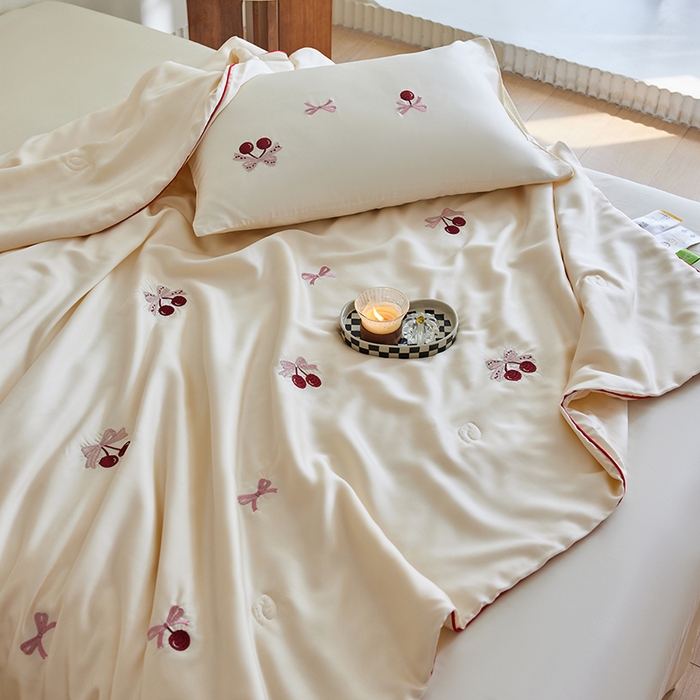 91家纺网 家纺一手货源 找家纺 安莱生活 2026新款50莱赛尔天丝夏被夏凉被空调被四件套嵌绳款 蝴蝶结樱桃