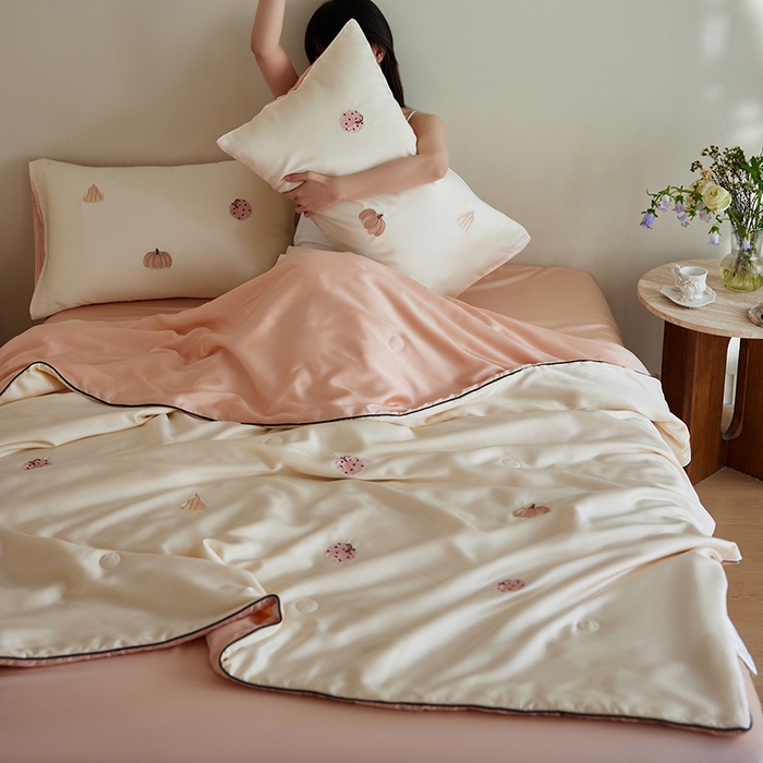 91家纺网 家纺一手货源 找家纺 安莱生活 2026新款50莱赛尔天丝夏被夏凉被空调被四件套嵌绳款 草间南瓜