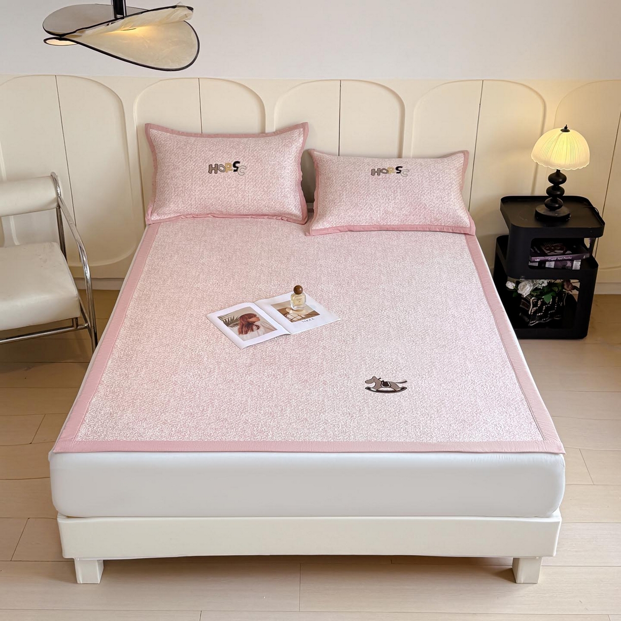 91家纺网 家纺一手货源 找家纺 （总）帅露家纺 2026新款A类PE中分子绣花软凉席席子-慢摇时光