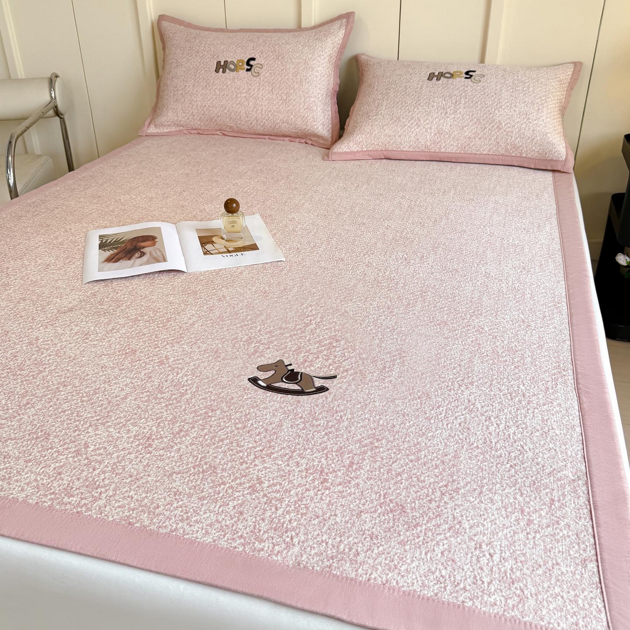 91家纺网 家纺一手货源 找家纺 （总）帅露家纺 2026新款A类PE中分子绣花软凉席席子-慢摇时光