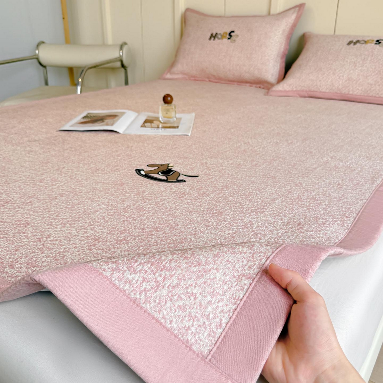 91家纺网 家纺一手货源 找家纺 （总）帅露家纺 2026新款A类PE中分子绣花软凉席席子-慢摇时光