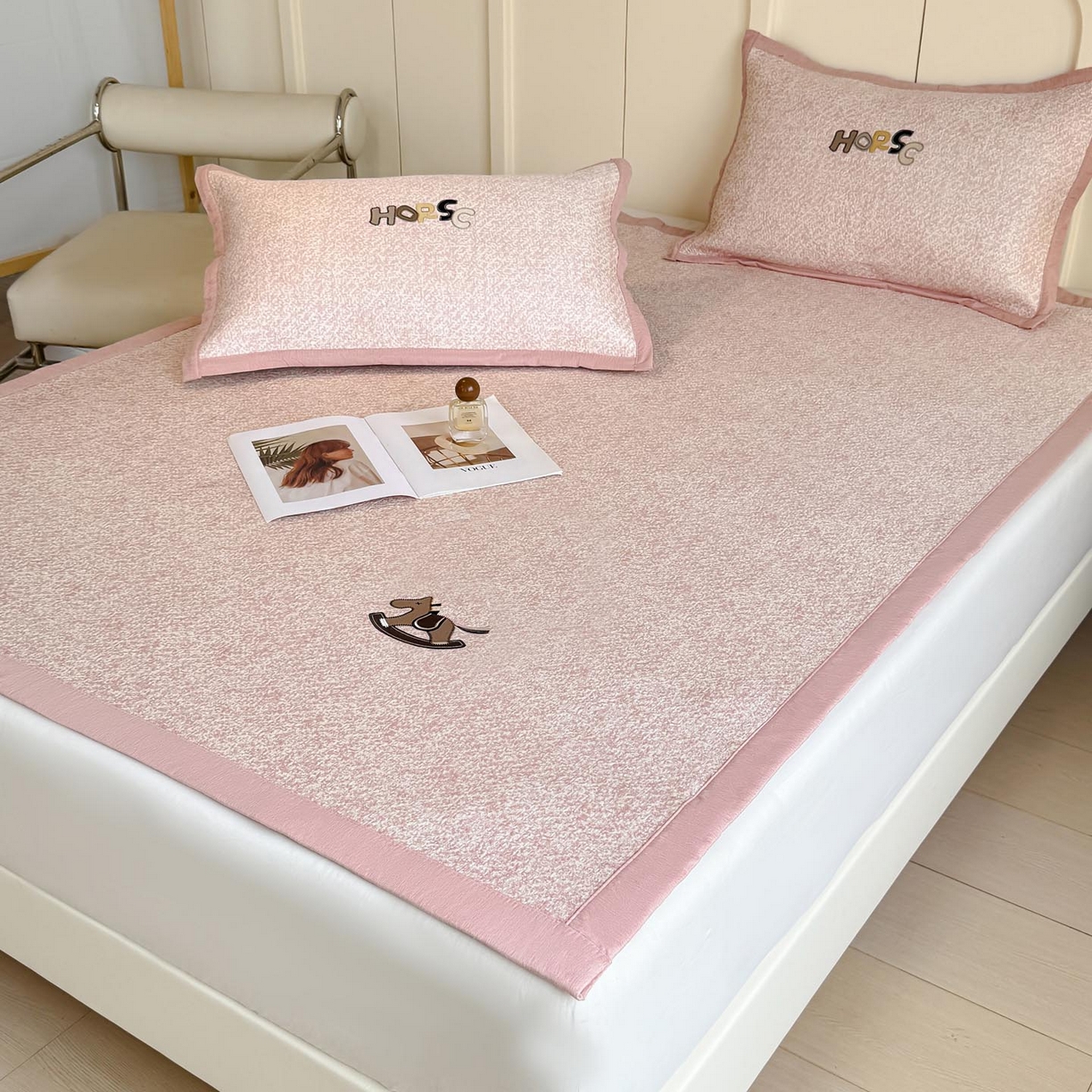 91家纺网 家纺一手货源 找家纺 （总）帅露家纺 2026新款A类PE中分子绣花软凉席席子-慢摇时光