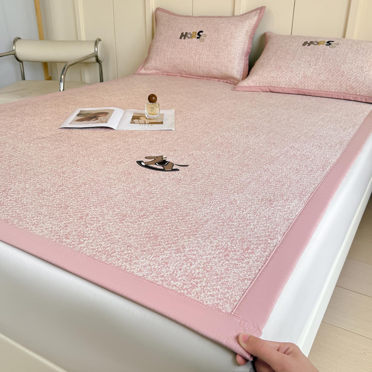 91家纺网 家纺一手货源 找家纺 （总）帅露家纺 2026新款A类PE中分子绣花软凉席席子-慢摇时光