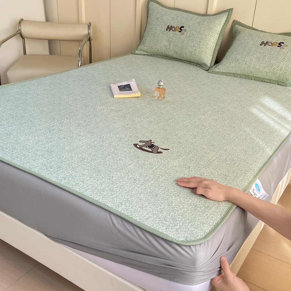 91家纺网 家纺一手货源 找家纺 （总）帅露家纺 2026新款A类PE中分子绣花软凉席席子-慢摇时光