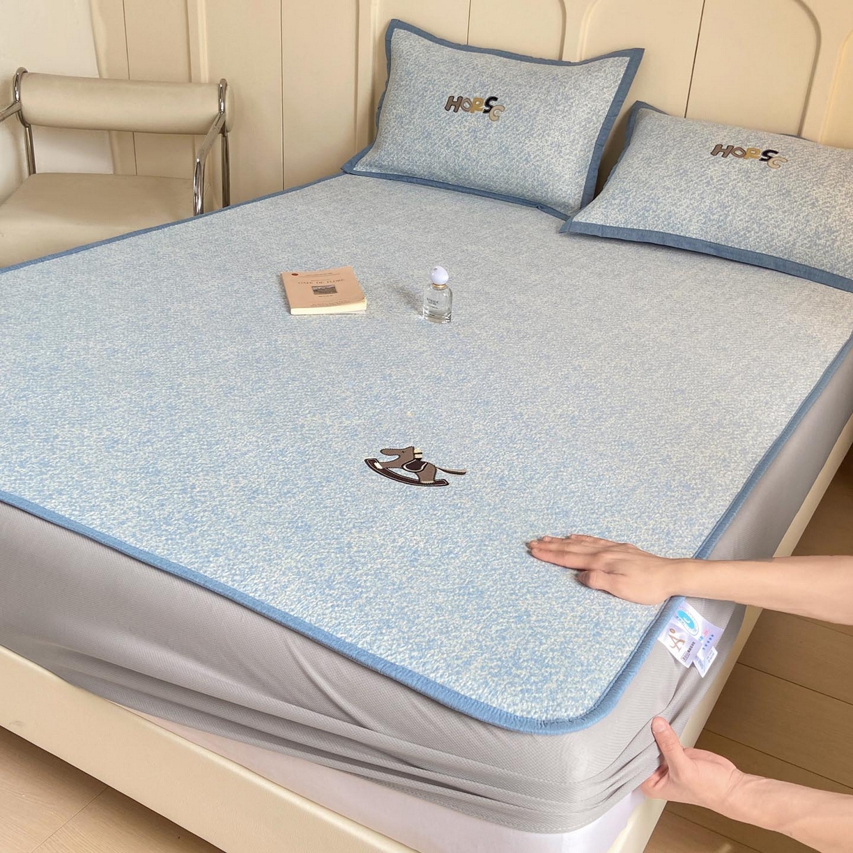 91家纺网 家纺一手货源 找家纺 （总）帅露家纺 2026新款A类PE中分子绣花软凉席席子-慢摇时光