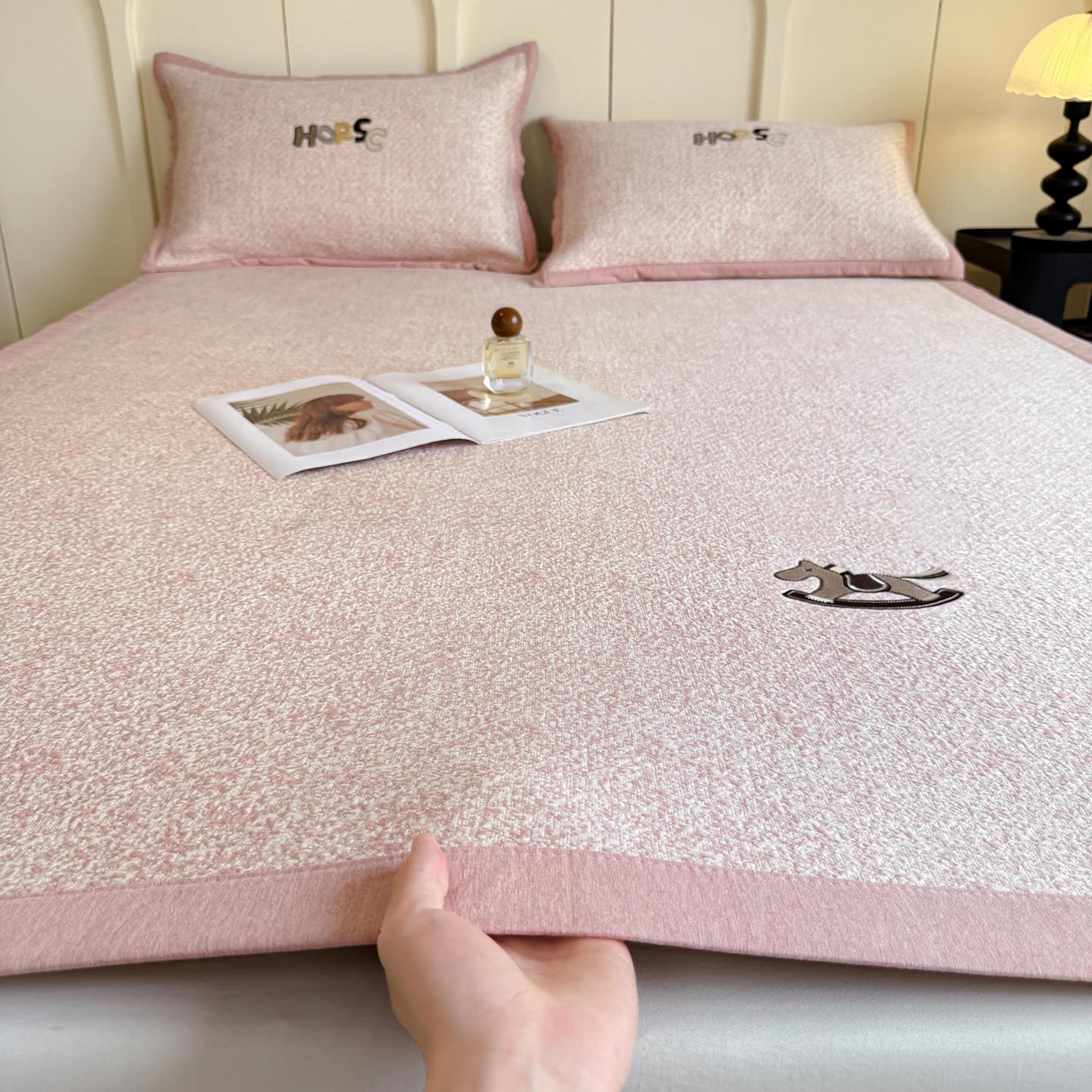 91家纺网 家纺一手货源 找家纺 （总）帅露家纺 2026新款A类PE中分子绣花软凉席席子-慢摇时光