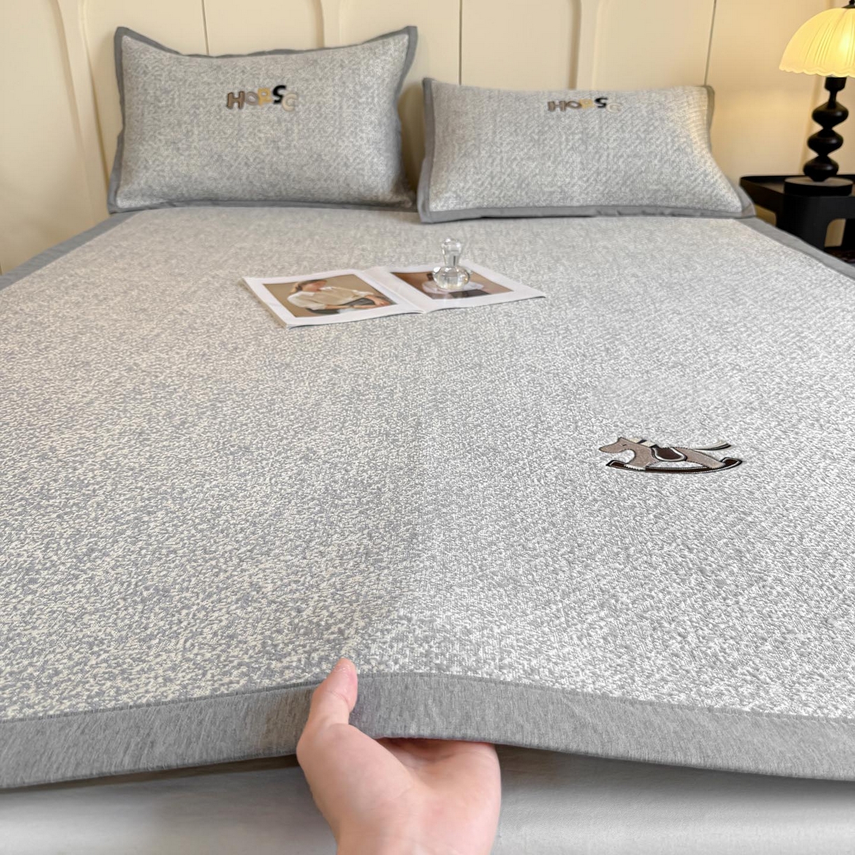 91家纺网 家纺一手货源 找家纺 （总）帅露家纺 2026新款A类PE中分子绣花软凉席席子-慢摇时光