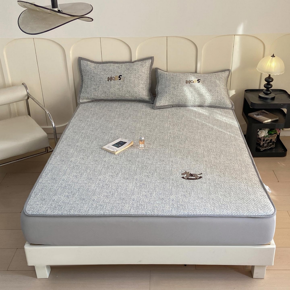 91家纺网 家纺一手货源 找家纺 帅露家纺 2026新款A类PE中分子绣花软凉席席子-慢摇时光 床笠款-慢摇时光灰