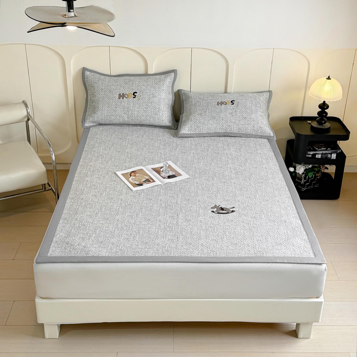 91家纺网 家纺一手货源 找家纺 帅露家纺 2026新款A类PE中分子绣花软凉席席子-慢摇时光 平铺款-慢摇时光灰