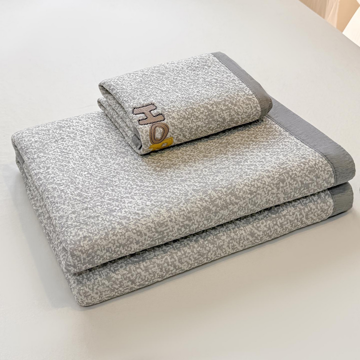 91家纺网 家纺一手货源 找家纺 帅露家纺 2026新款A类PE中分子绣花软凉席席子-慢摇时光 平铺款-慢摇时光灰