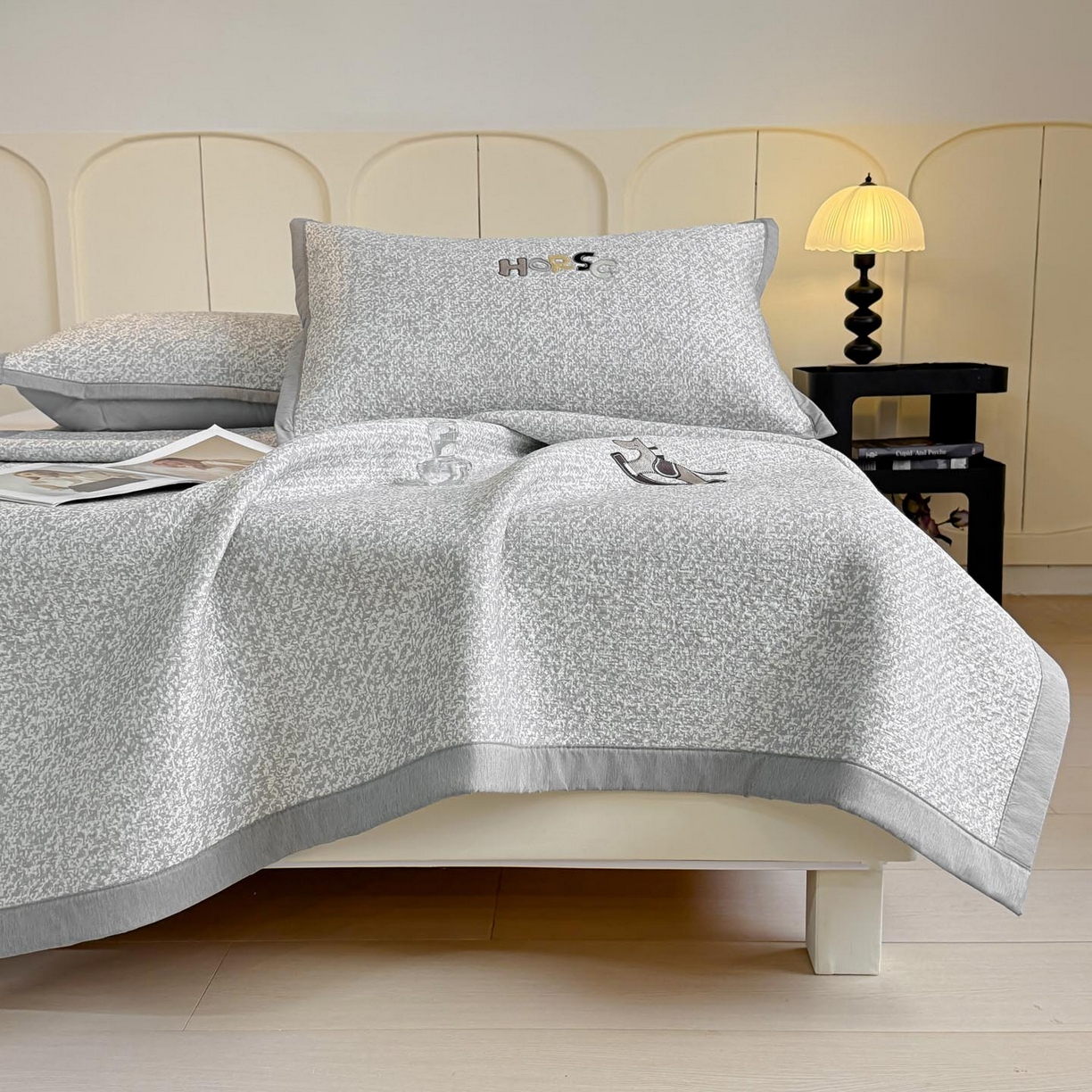 91家纺网 家纺一手货源 找家纺 帅露家纺 2026新款A类PE中分子绣花软凉席席子-慢摇时光 平铺款-慢摇时光灰