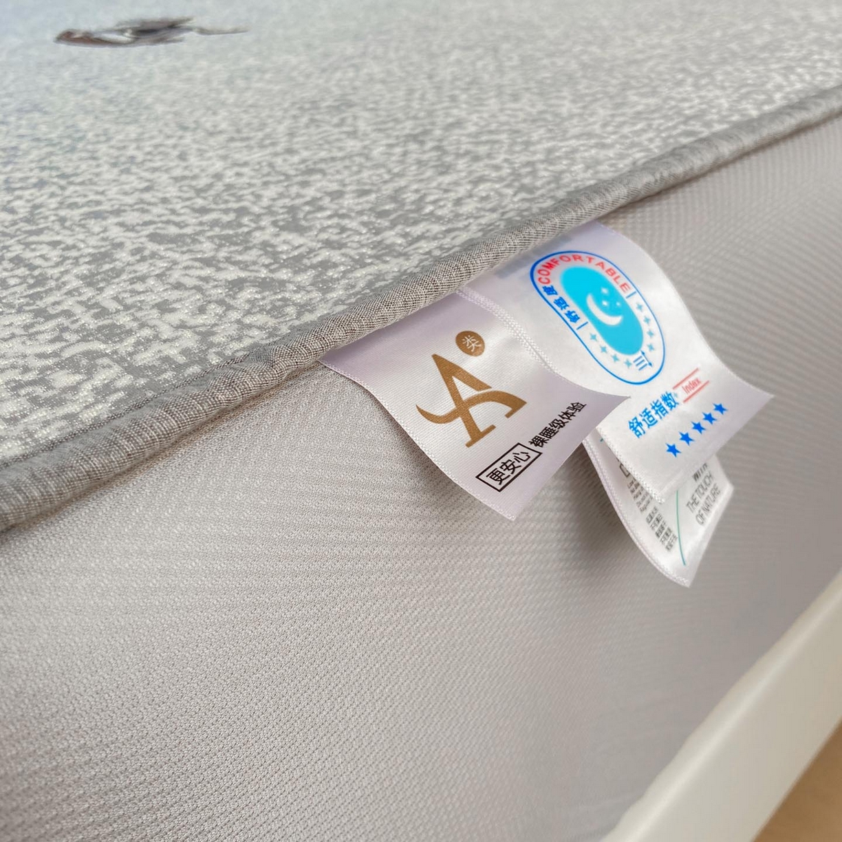 91家纺网 家纺一手货源 找家纺 帅露家纺 2026新款A类PE中分子绣花软凉席席子-慢摇时光 床笠款-慢摇时光灰