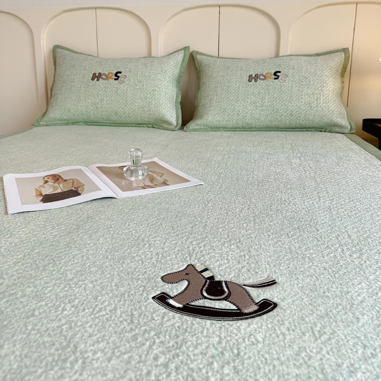 91家纺网 家纺一手货源 找家纺 帅露家纺 2026新款A类PE中分子绣花软凉席席子-慢摇时光 平铺款-慢摇时光绿