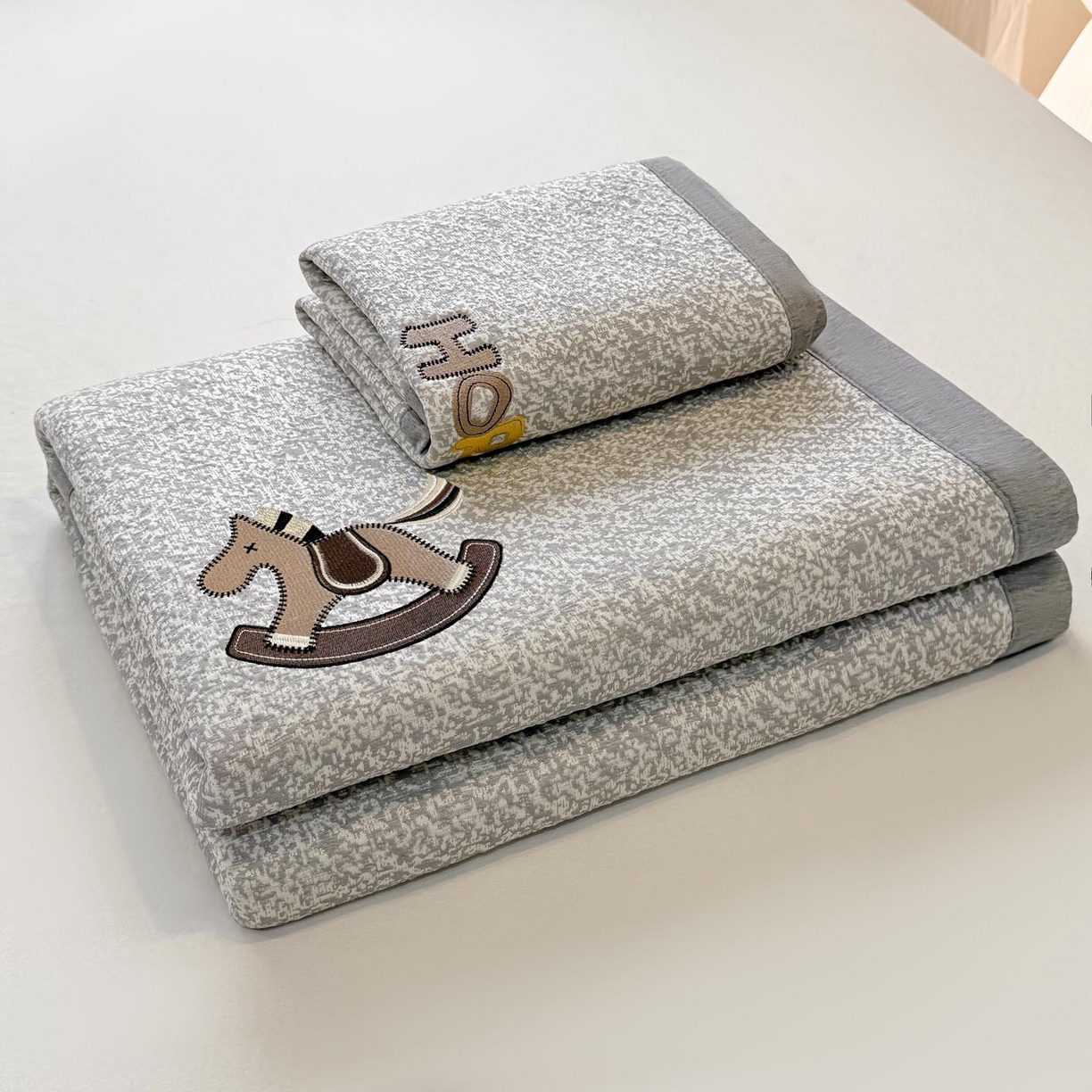 91家纺网 家纺一手货源 找家纺 帅露家纺 2026新款A类PE中分子绣花软凉席席子-慢摇时光 平铺款-慢摇时光灰