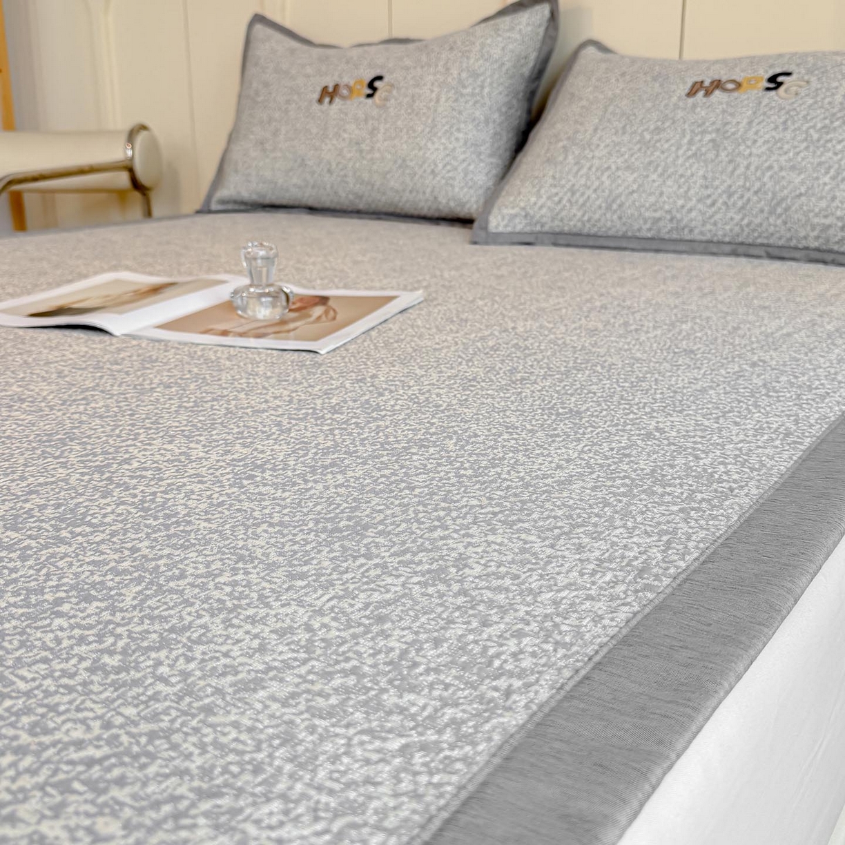 91家纺网 家纺一手货源 找家纺 帅露家纺 2026新款A类PE中分子绣花软凉席席子-慢摇时光 平铺款-慢摇时光灰