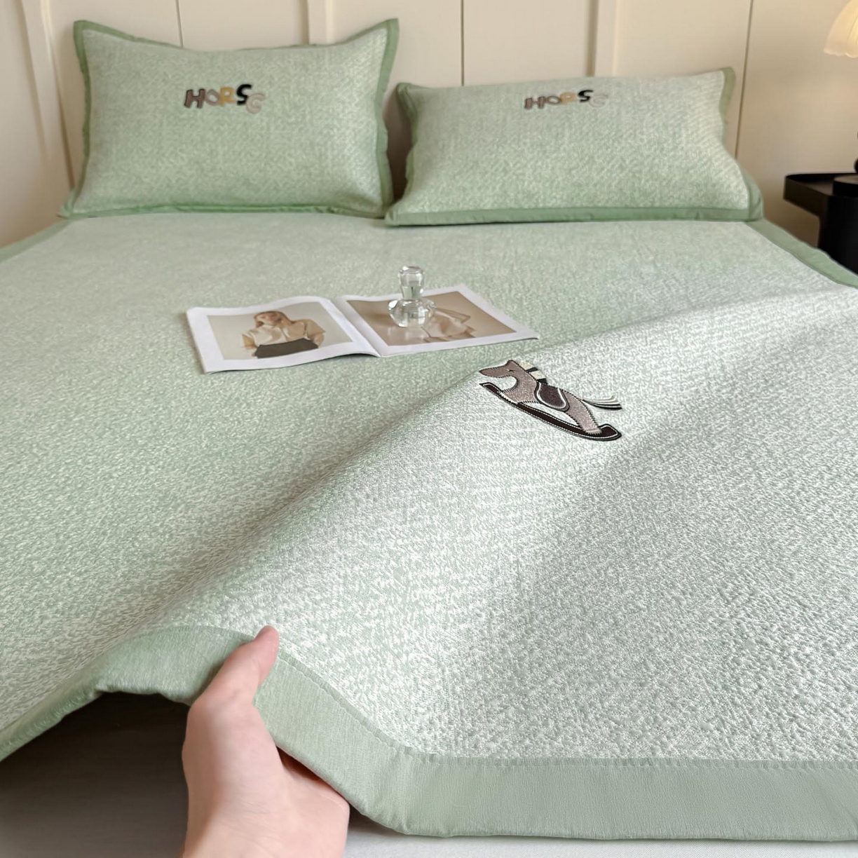 91家纺网 家纺一手货源 找家纺 帅露家纺 2026新款A类PE中分子绣花软凉席席子-慢摇时光 平铺款-慢摇时光绿