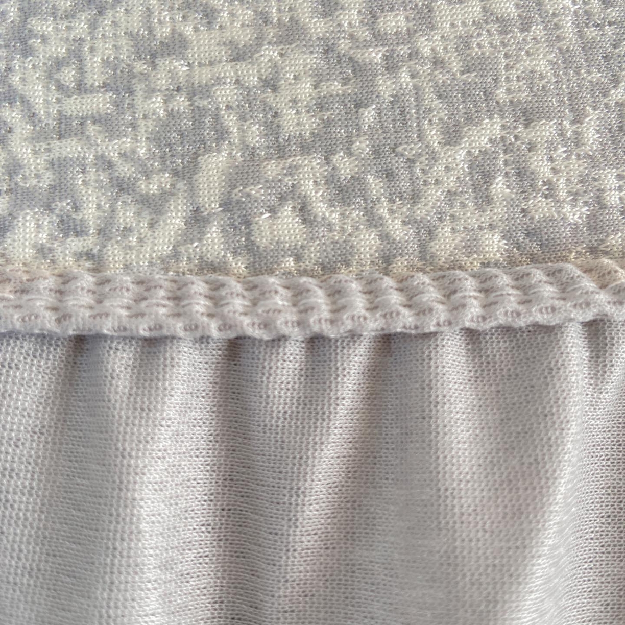 91家纺网 家纺一手货源 找家纺 帅露家纺 2026新款A类PE中分子绣花软凉席席子-慢摇时光 床笠款-慢摇时光灰