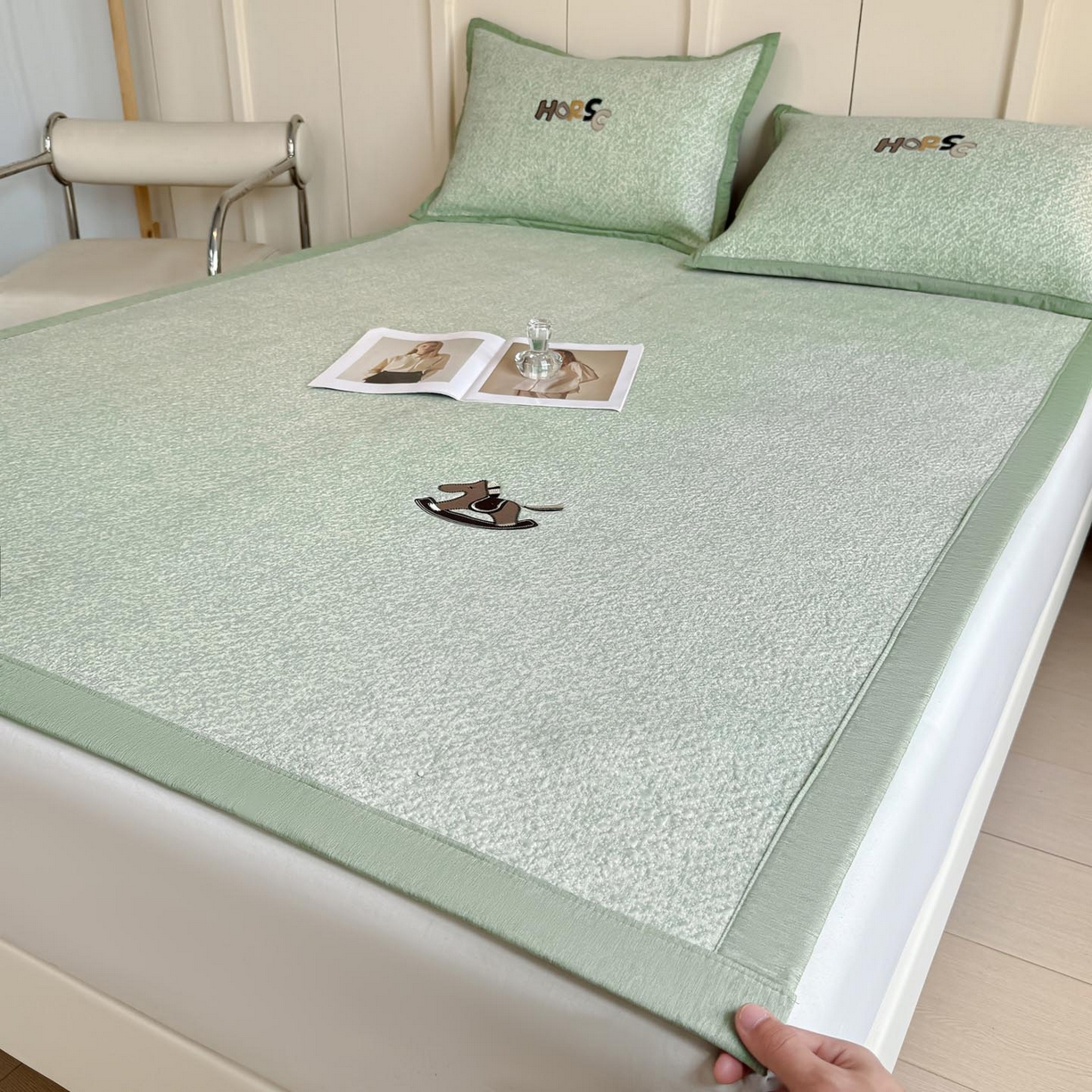 91家纺网 家纺一手货源 找家纺 帅露家纺 2026新款A类PE中分子绣花软凉席席子-慢摇时光 平铺款-慢摇时光绿