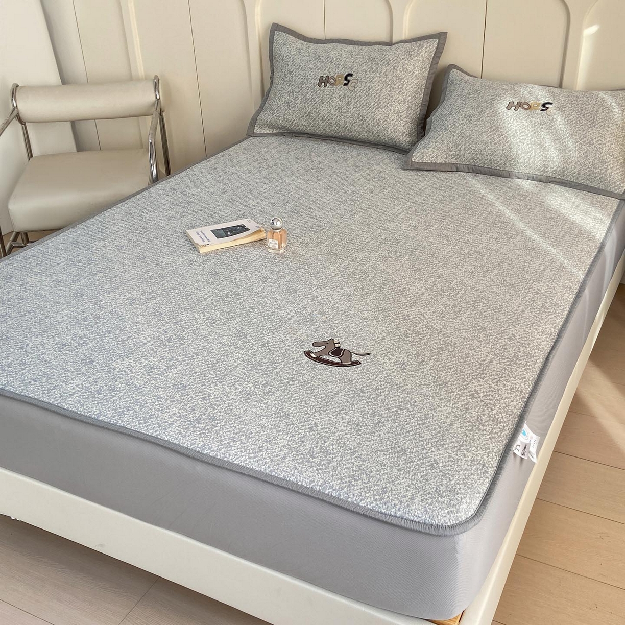 91家纺网 家纺一手货源 找家纺 帅露家纺 2026新款A类PE中分子绣花软凉席席子-慢摇时光 床笠款-慢摇时光灰