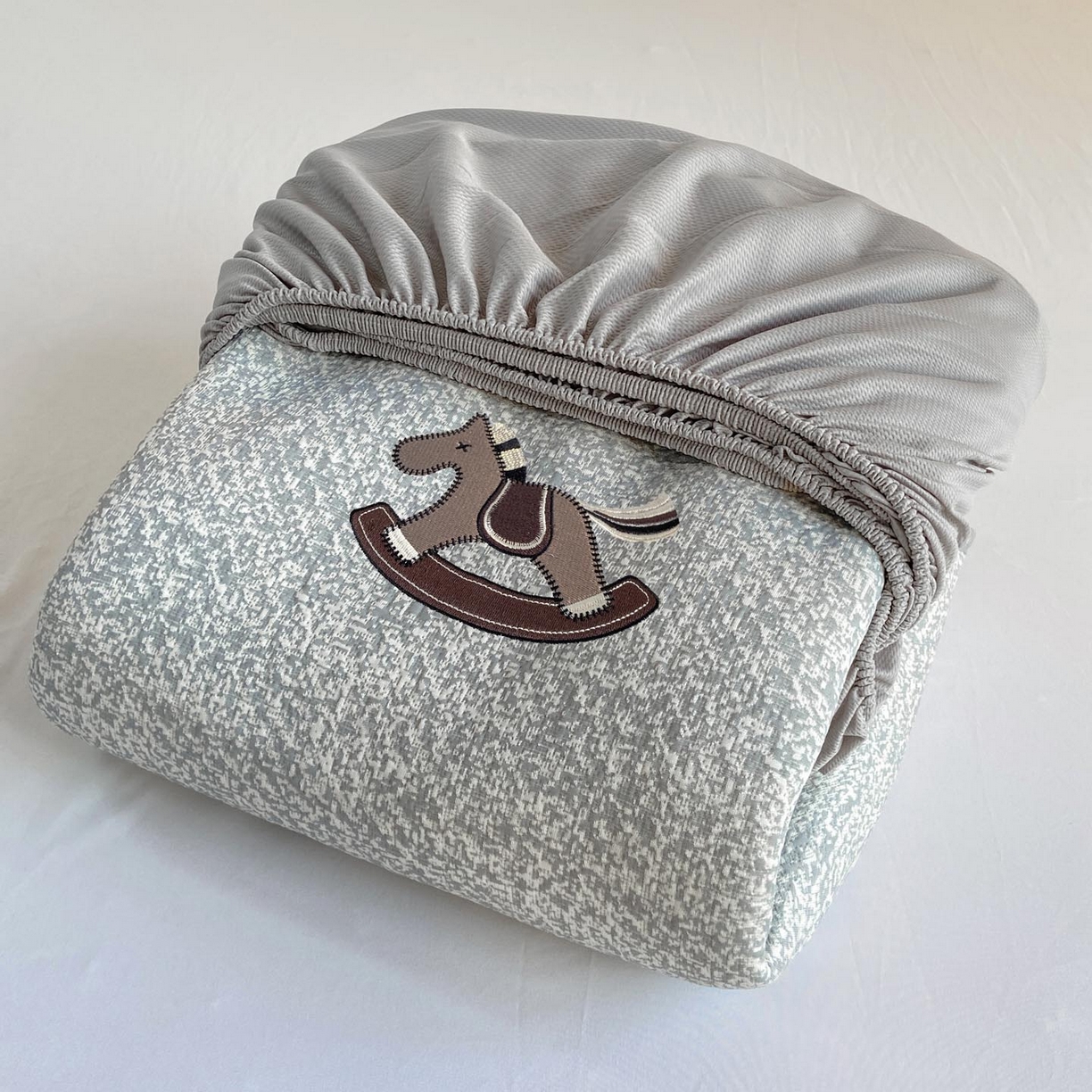 91家纺网 家纺一手货源 找家纺 帅露家纺 2026新款A类PE中分子绣花软凉席席子-慢摇时光 床笠款-慢摇时光灰