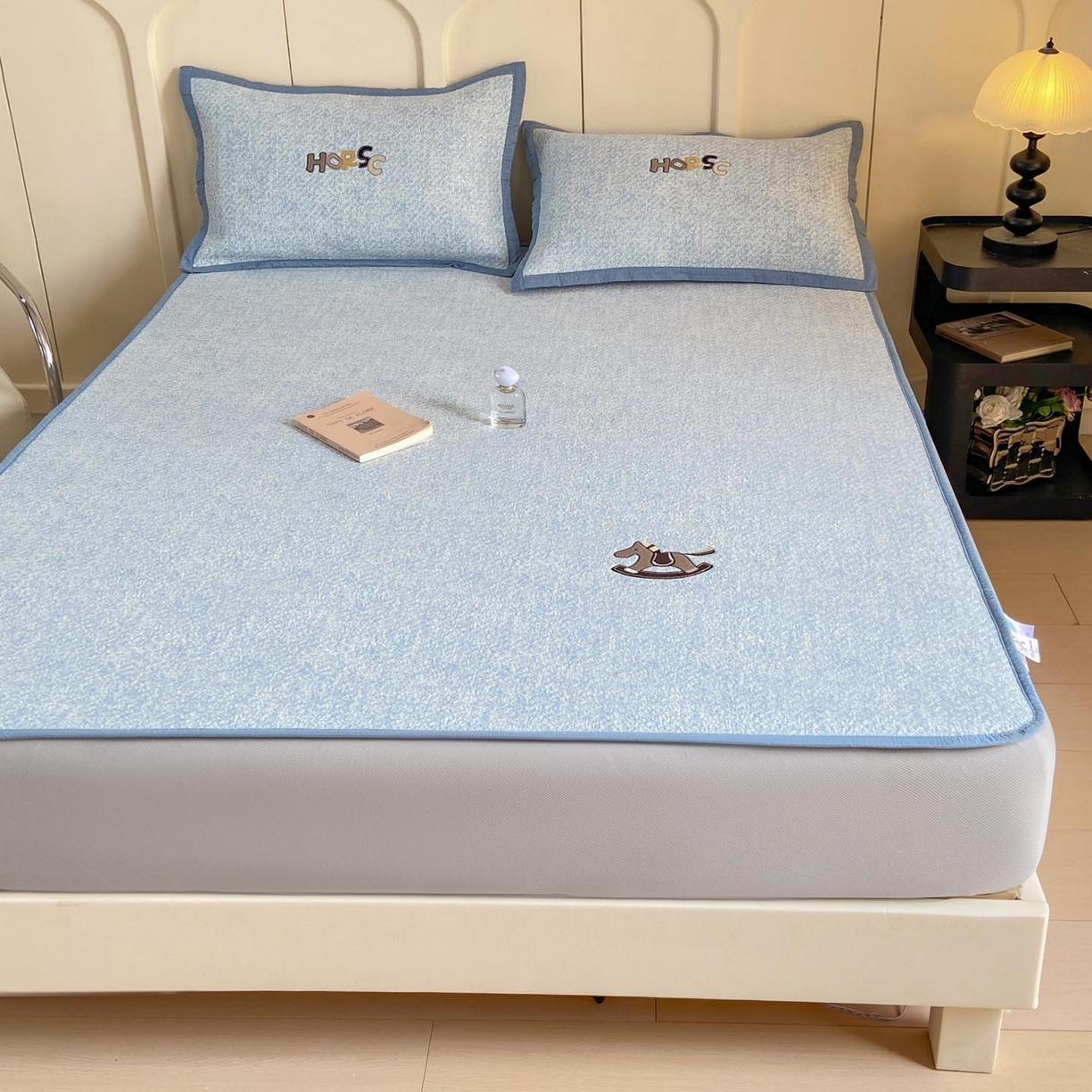 91家纺网 家纺一手货源 找家纺 帅露家纺 2026新款A类PE中分子绣花软凉席席子-慢摇时光 床笠款-慢摇时光蓝