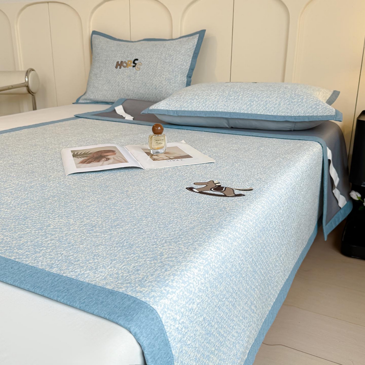 91家纺网 家纺一手货源 找家纺 帅露家纺 2026新款A类PE中分子绣花软凉席席子-慢摇时光 平铺款-慢摇时光蓝