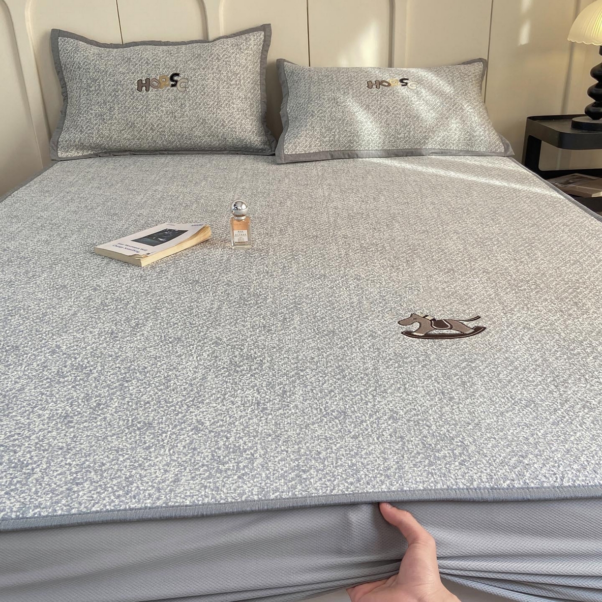 91家纺网 家纺一手货源 找家纺 帅露家纺 2026新款A类PE中分子绣花软凉席席子-慢摇时光 床笠款-慢摇时光灰