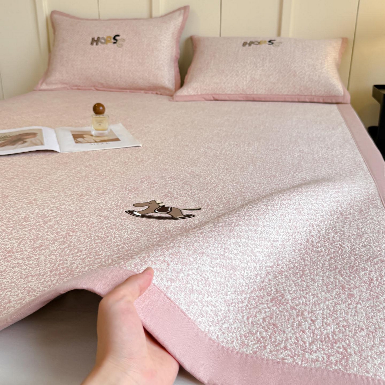 91家纺网 家纺一手货源 找家纺 帅露家纺 2026新款A类PE中分子绣花软凉席席子-慢摇时光 平铺款-慢摇时光粉