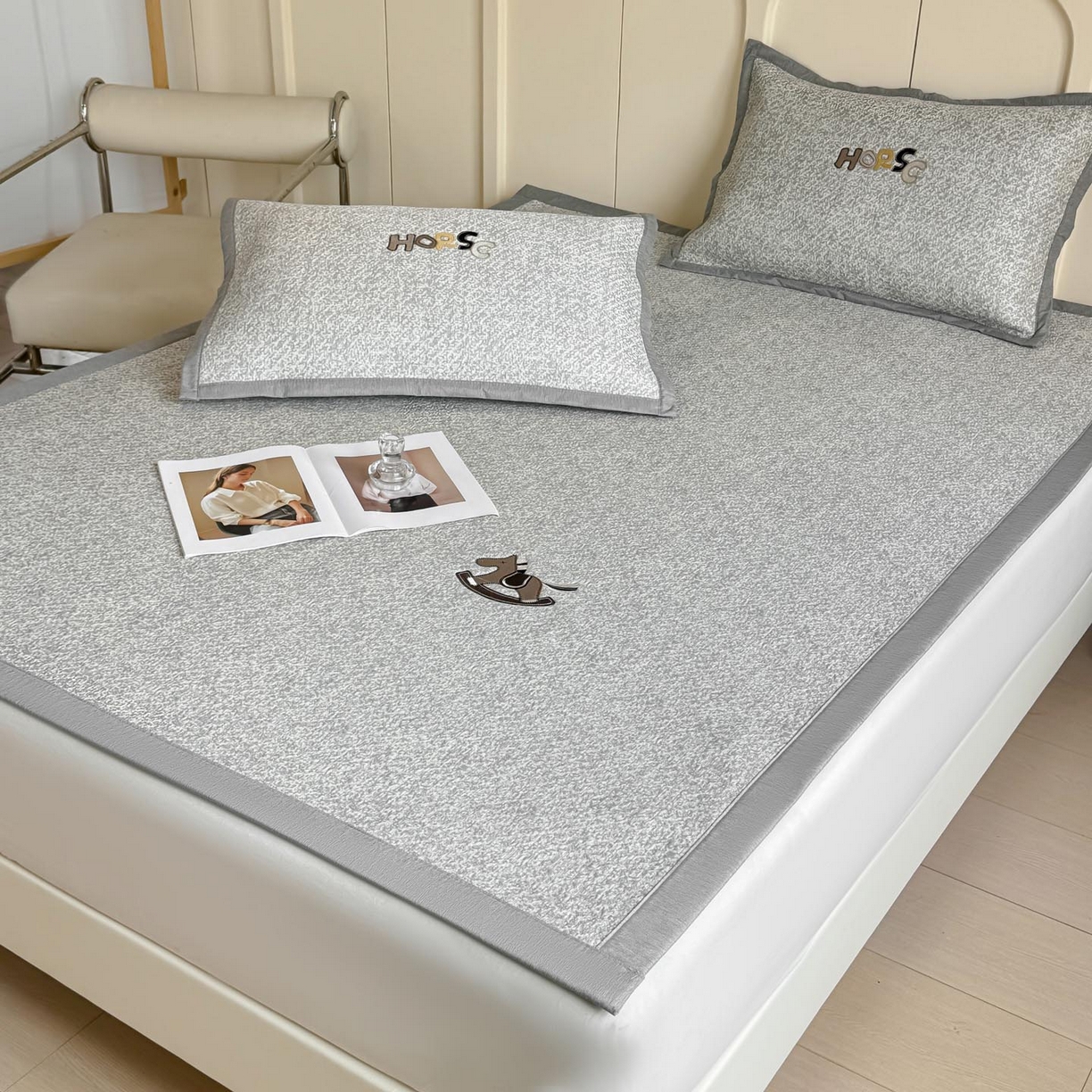 91家纺网 家纺一手货源 找家纺 帅露家纺 2026新款A类PE中分子绣花软凉席席子-慢摇时光 平铺款-慢摇时光灰