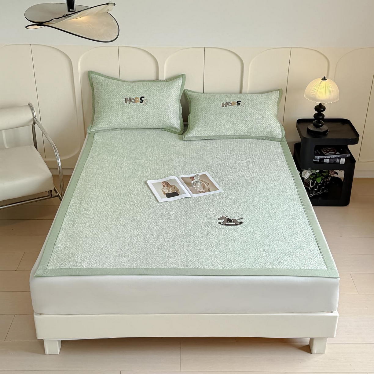 91家纺网 家纺一手货源 找家纺 帅露家纺 2026新款A类PE中分子绣花软凉席席子-慢摇时光 平铺款-慢摇时光绿