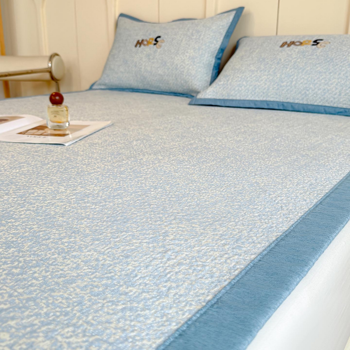 91家纺网 家纺一手货源 找家纺 帅露家纺 2026新款A类PE中分子绣花软凉席席子-慢摇时光 平铺款-慢摇时光蓝