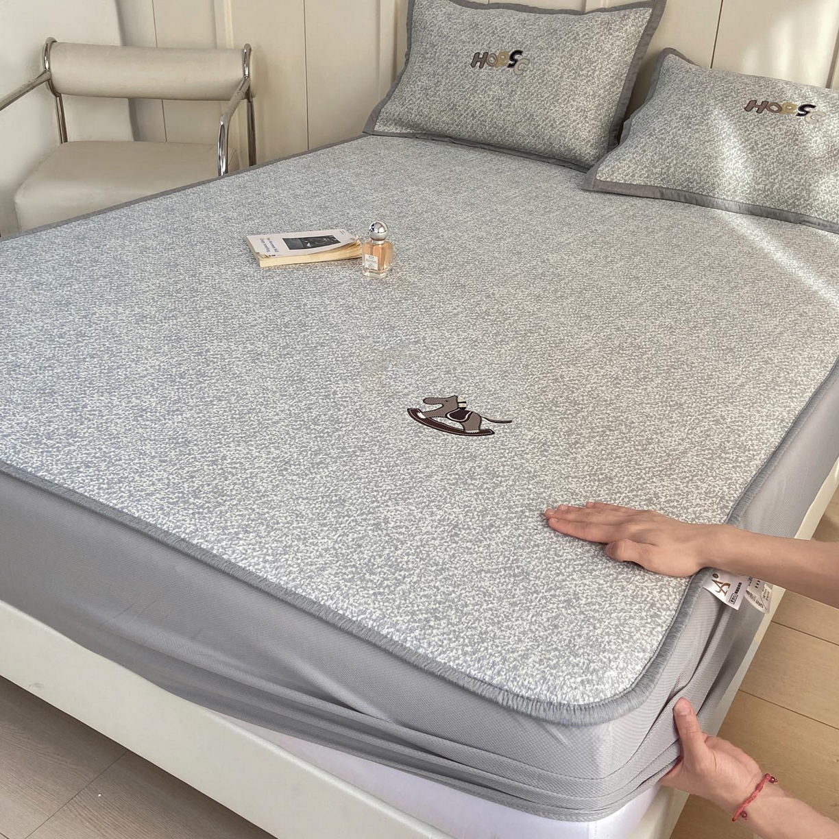 帅露家纺 2026新款A类PE中分子绣花软凉席席子-慢摇时光 床笠款-慢摇时光灰