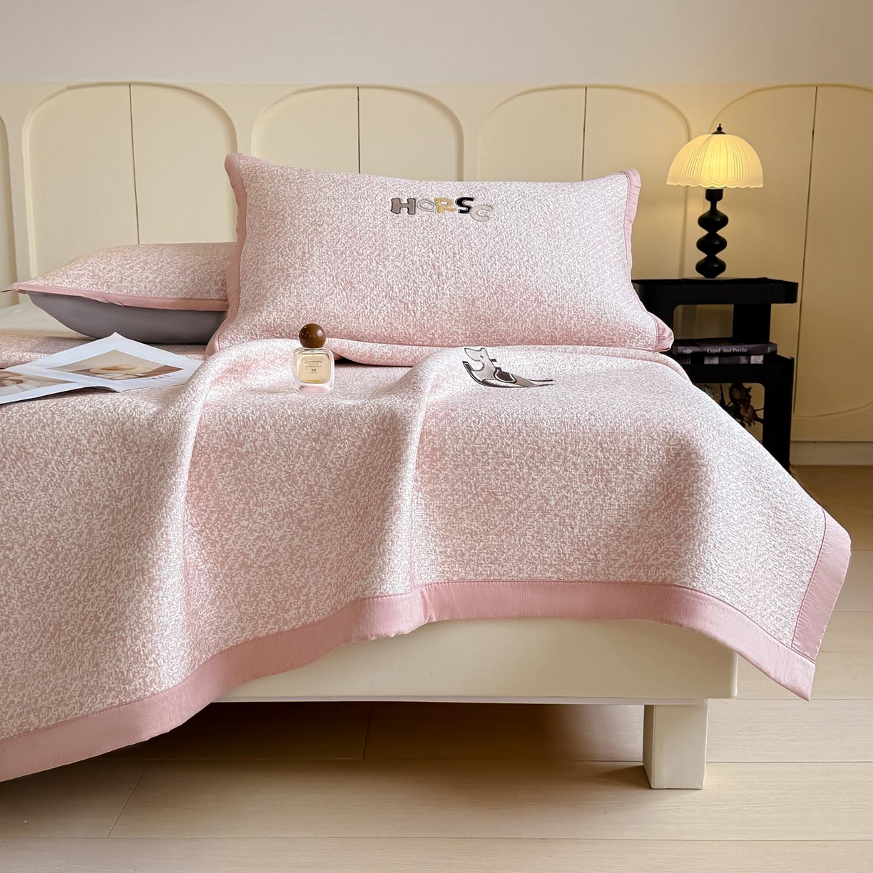 91家纺网 家纺一手货源 找家纺 帅露家纺 2026新款A类PE中分子绣花软凉席席子-慢摇时光 平铺款-慢摇时光粉