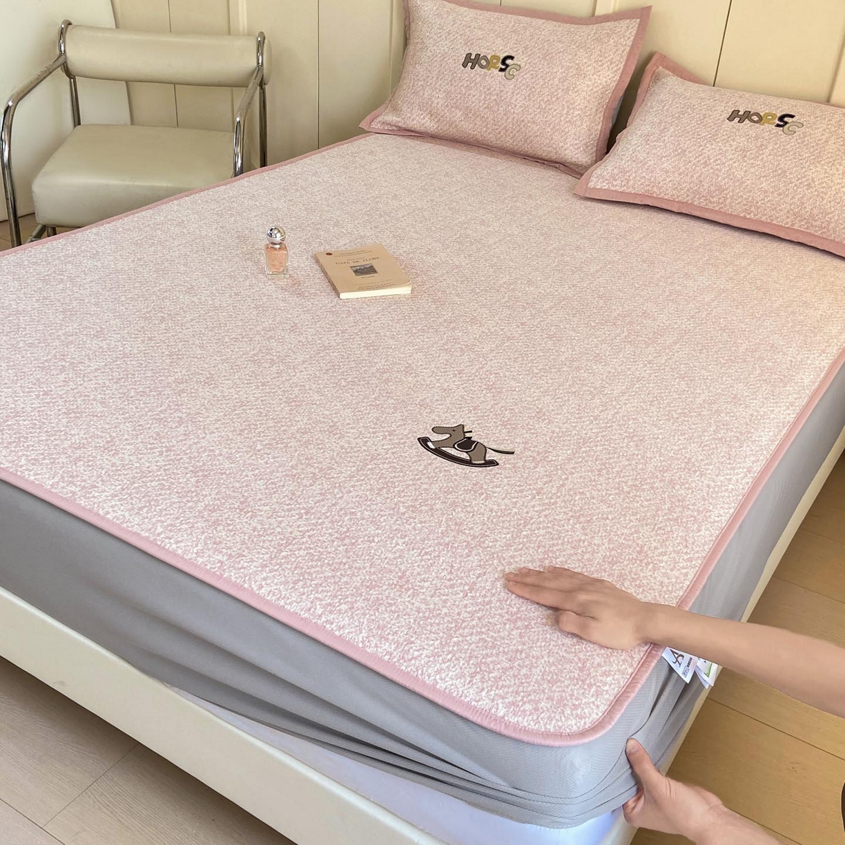 帅露家纺 2026新款A类PE中分子绣花软凉席席子-慢摇时光 床笠款-慢摇时光粉