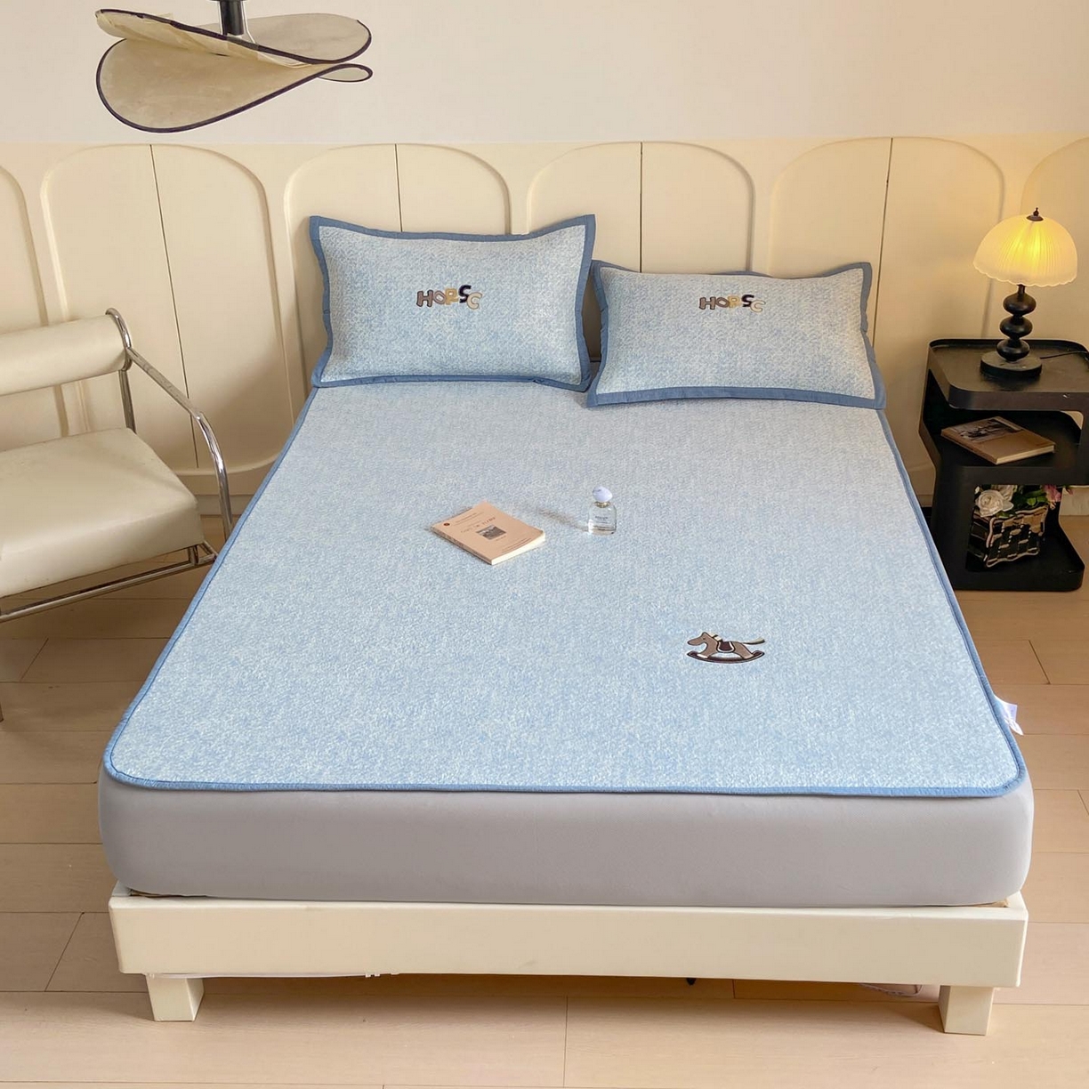 91家纺网 家纺一手货源 找家纺 帅露家纺 2026新款A类PE中分子绣花软凉席席子-慢摇时光 床笠款-慢摇时光蓝