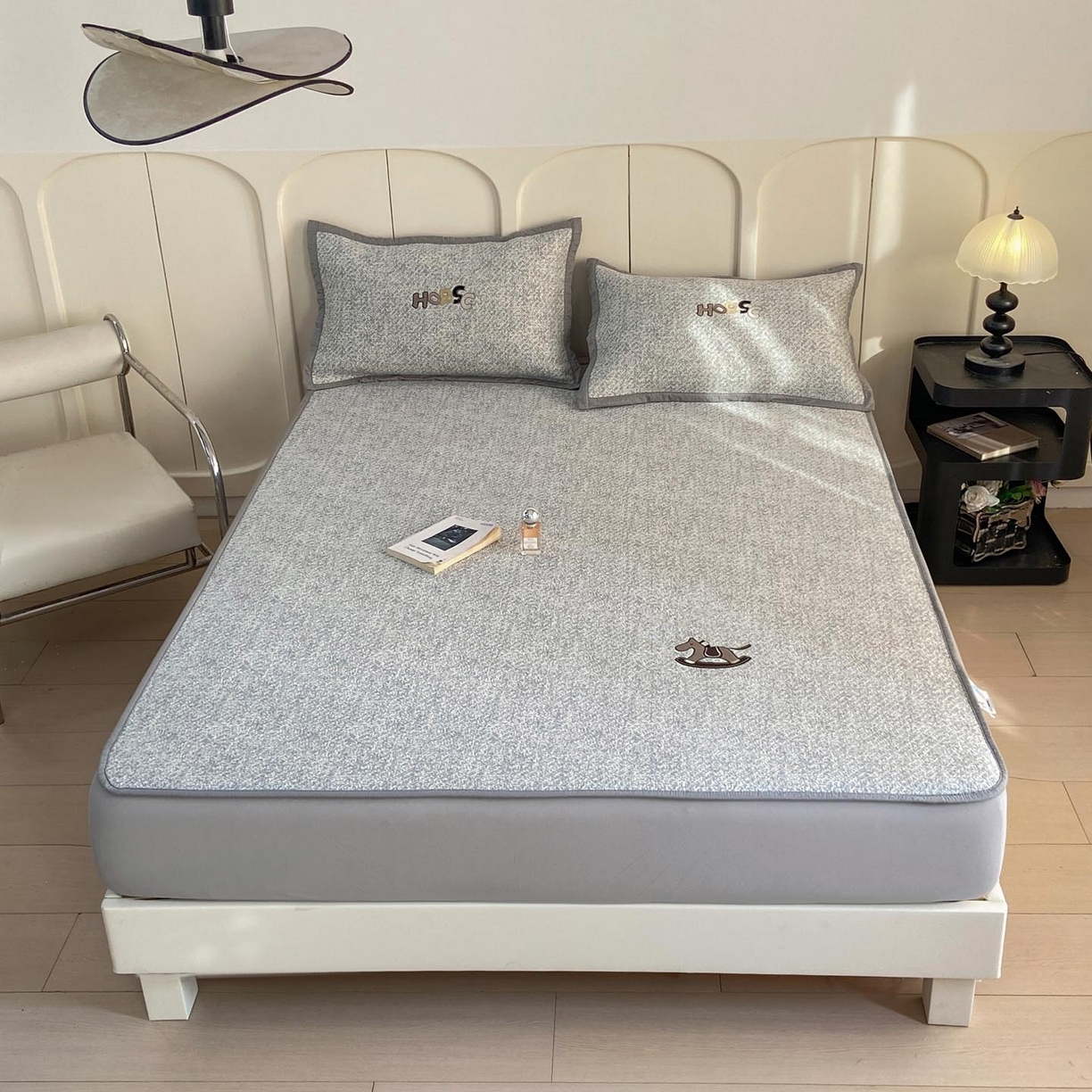 91家纺网 家纺一手货源 找家纺 帅露家纺 2026新款A类PE中分子绣花软凉席席子-慢摇时光 床笠款-慢摇时光灰