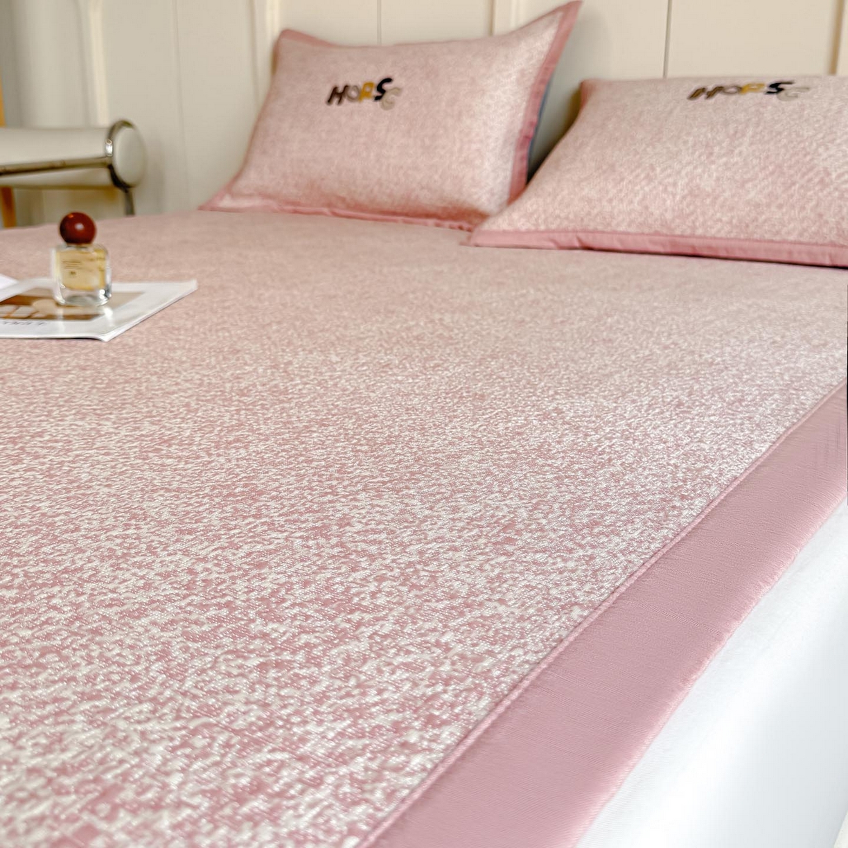 91家纺网 家纺一手货源 找家纺 帅露家纺 2026新款A类PE中分子绣花软凉席席子-慢摇时光 平铺款-慢摇时光粉