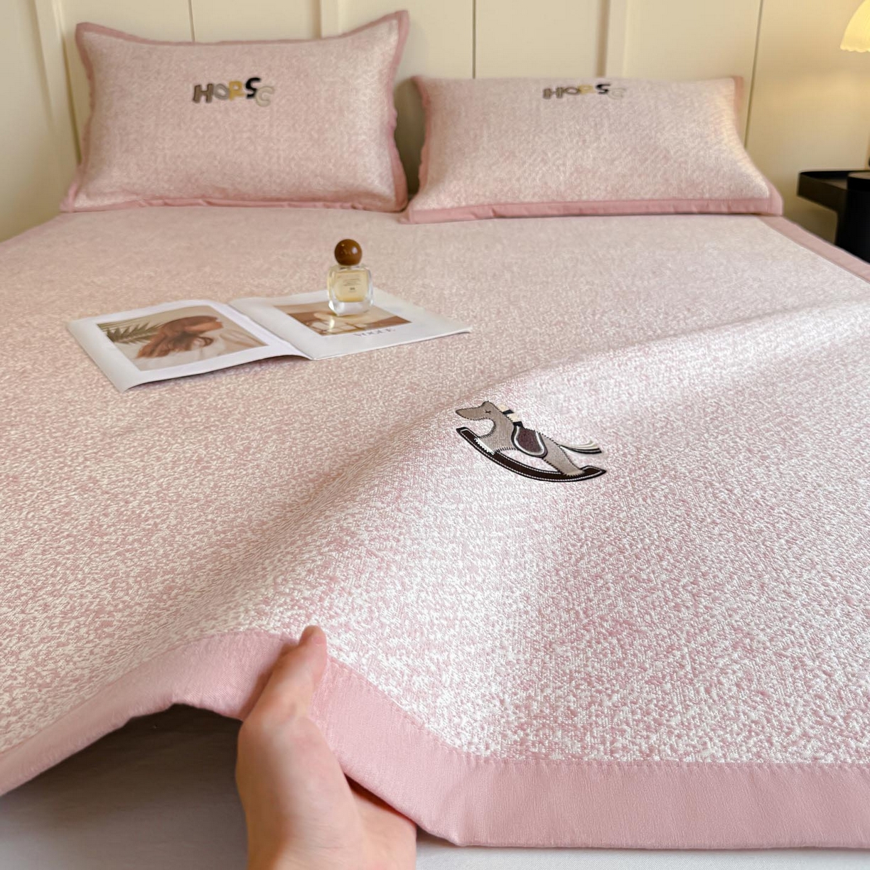 91家纺网 家纺一手货源 找家纺 帅露家纺 2026新款A类PE中分子绣花软凉席席子-慢摇时光 平铺款-慢摇时光粉