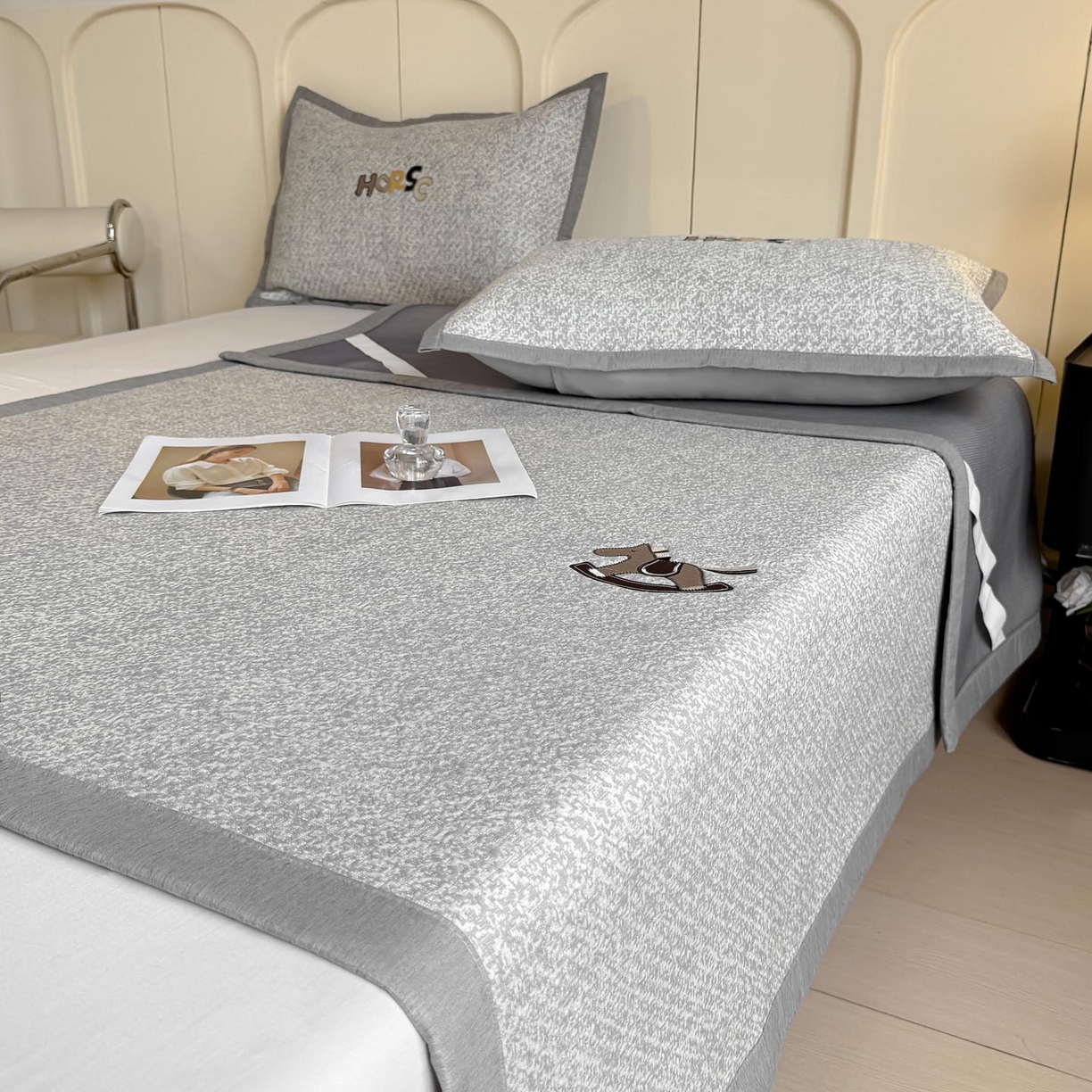 91家纺网 家纺一手货源 找家纺 帅露家纺 2026新款A类PE中分子绣花软凉席席子-慢摇时光 平铺款-慢摇时光灰