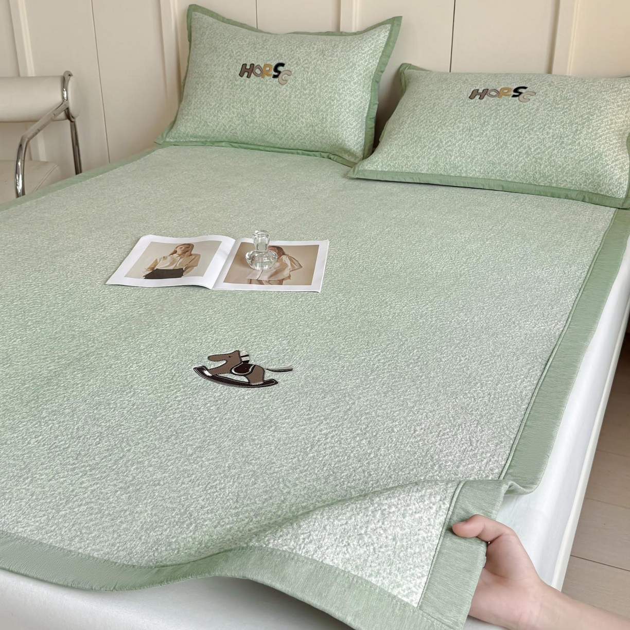 91家纺网 家纺一手货源 找家纺 帅露家纺 2026新款A类PE中分子绣花软凉席席子-慢摇时光 平铺款-慢摇时光绿