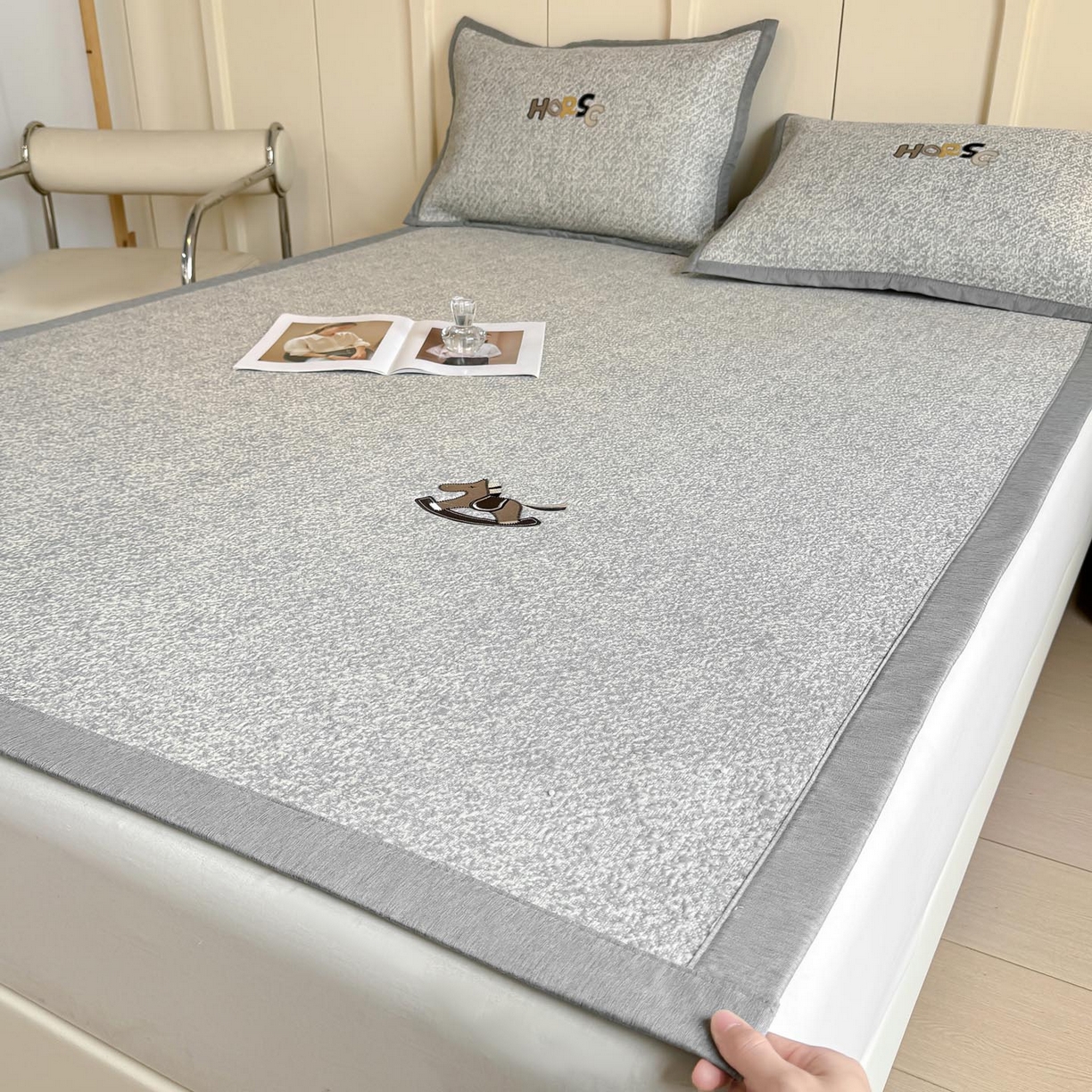 91家纺网 家纺一手货源 找家纺 帅露家纺 2026新款A类PE中分子绣花软凉席席子-慢摇时光 平铺款-慢摇时光灰