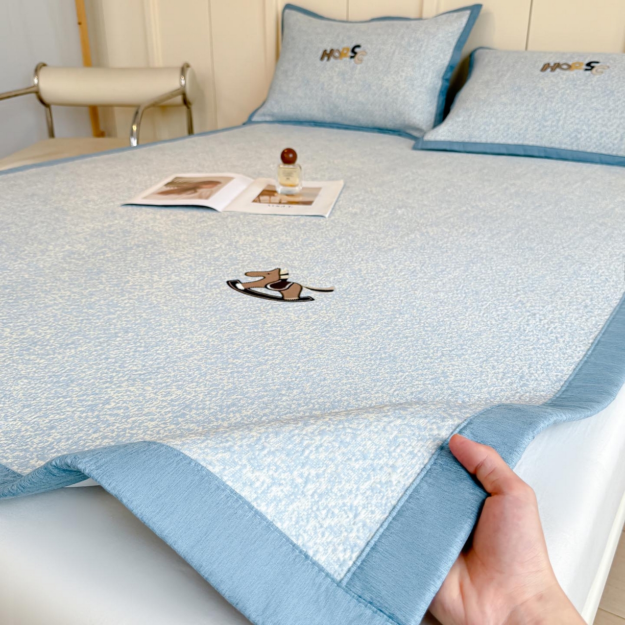 91家纺网 家纺一手货源 找家纺 帅露家纺 2026新款A类PE中分子绣花软凉席席子-慢摇时光 平铺款-慢摇时光蓝