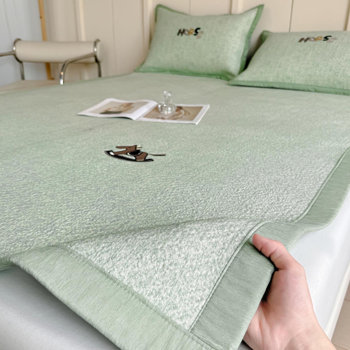 91家纺网 家纺一手货源 找家纺 帅露家纺 2026新款A类PE中分子绣花软凉席席子-慢摇时光 平铺款-慢摇时光绿