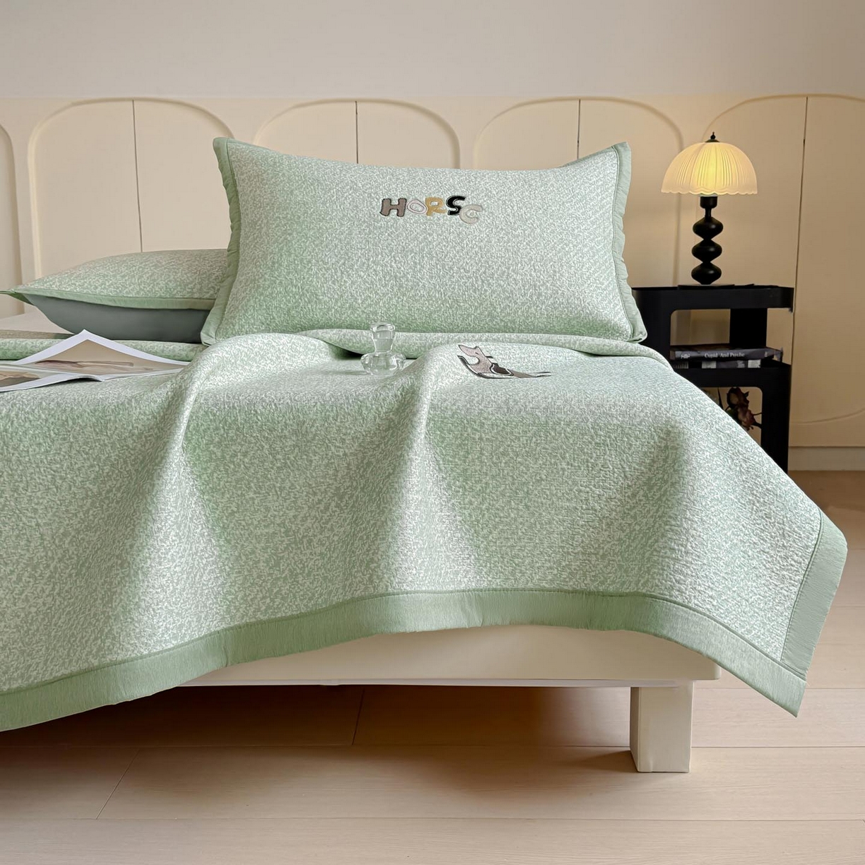 91家纺网 家纺一手货源 找家纺 帅露家纺 2026新款A类PE中分子绣花软凉席席子-慢摇时光 平铺款-慢摇时光绿