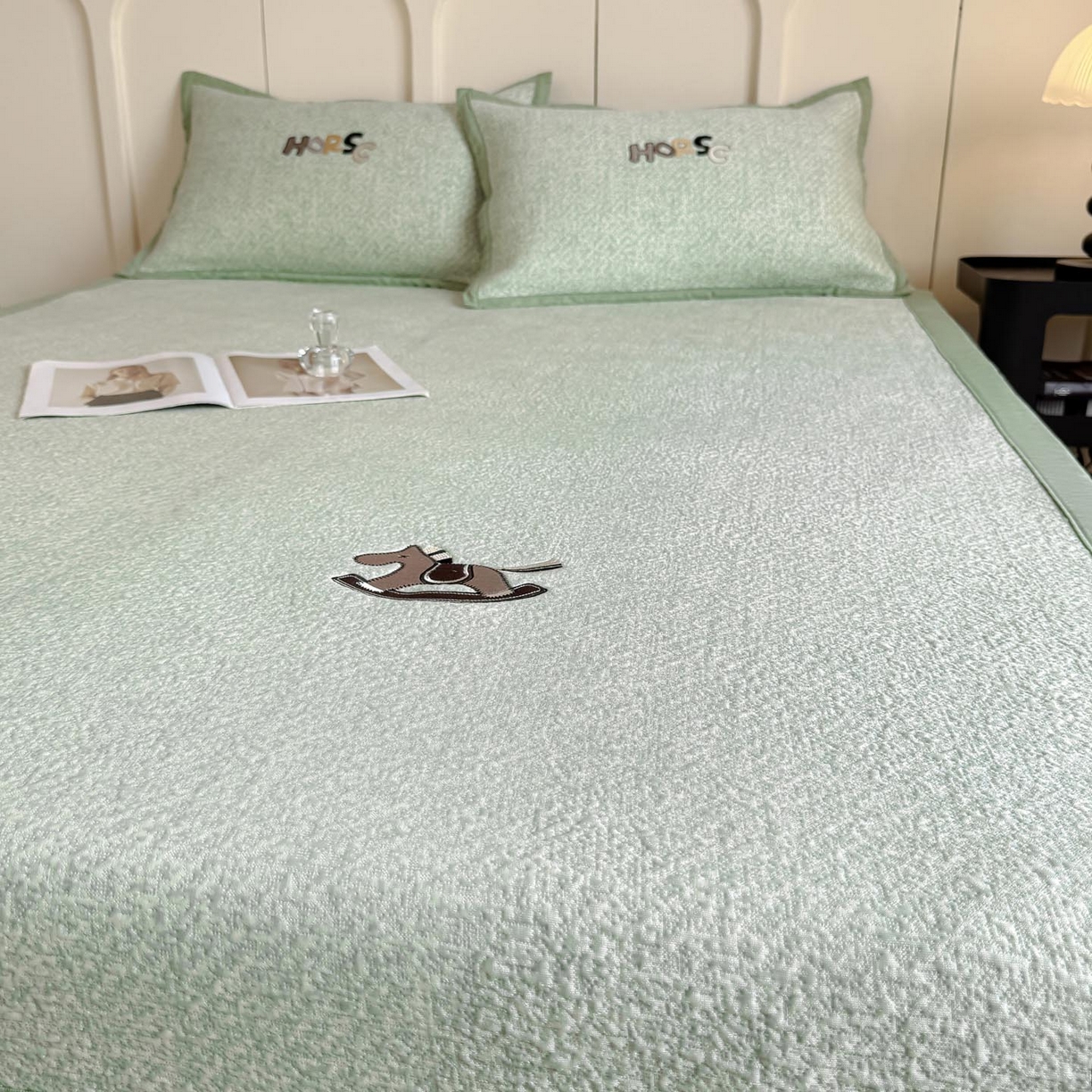 91家纺网 家纺一手货源 找家纺 帅露家纺 2026新款A类PE中分子绣花软凉席席子-慢摇时光 平铺款-慢摇时光绿