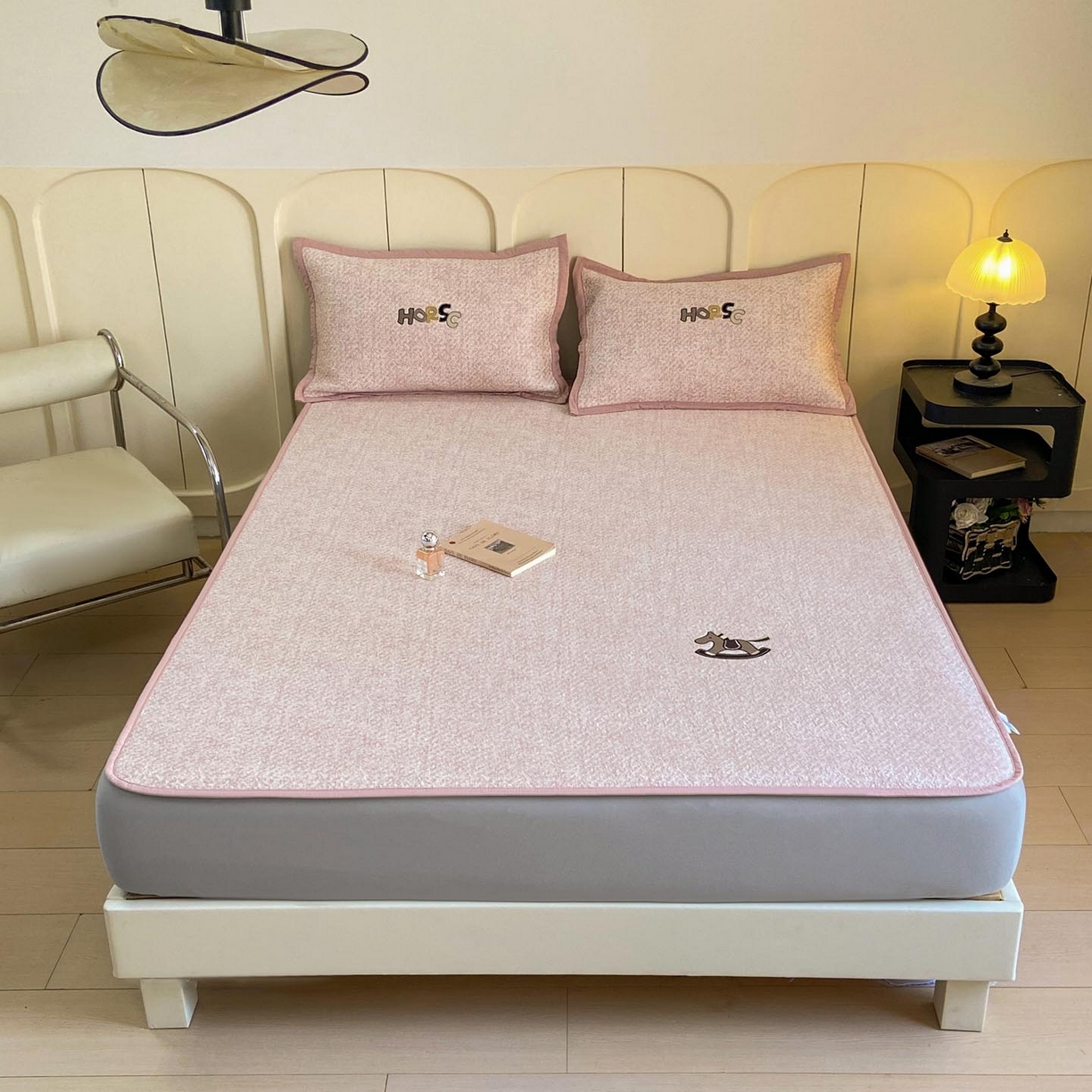 91家纺网 家纺一手货源 找家纺 帅露家纺 2026新款A类PE中分子绣花软凉席席子-慢摇时光 床笠款-慢摇时光粉