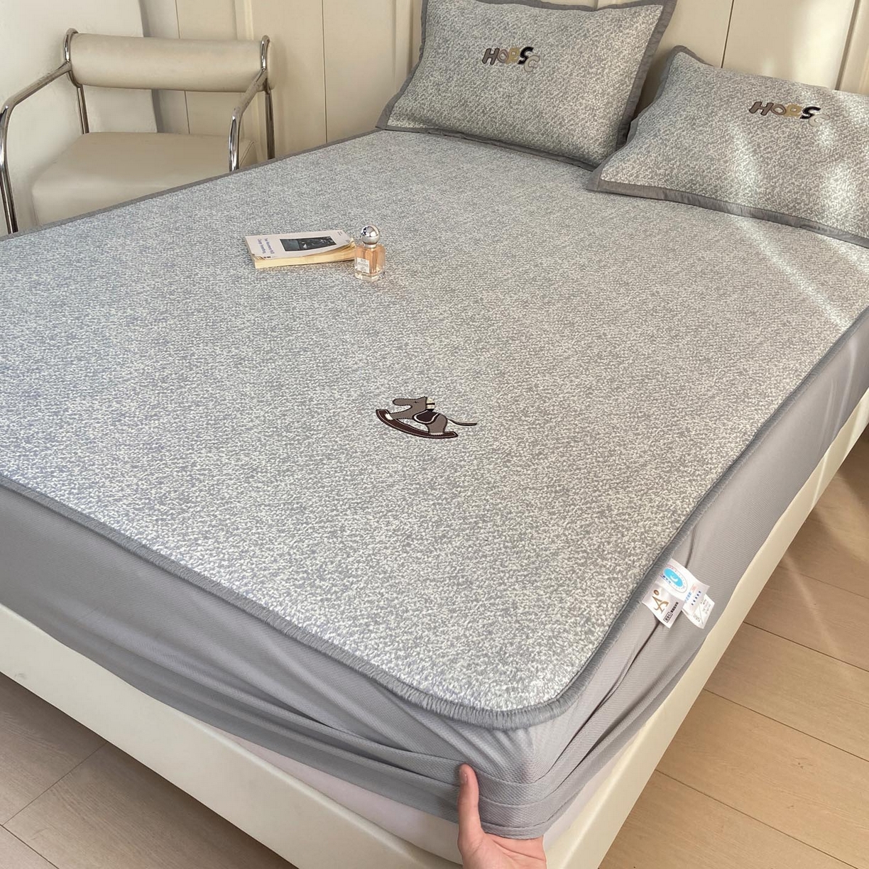 91家纺网 家纺一手货源 找家纺 帅露家纺 2026新款A类PE中分子绣花软凉席席子-慢摇时光 床笠款-慢摇时光灰