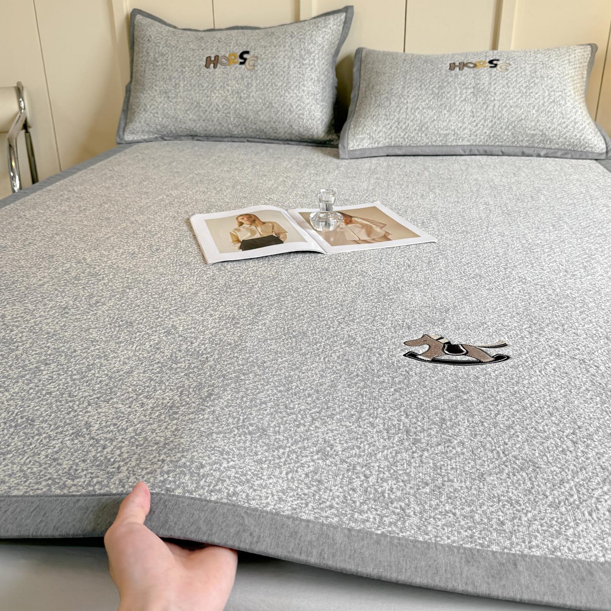 91家纺网 家纺一手货源 找家纺 帅露家纺 2026新款A类PE中分子绣花软凉席席子-慢摇时光 平铺款-慢摇时光灰